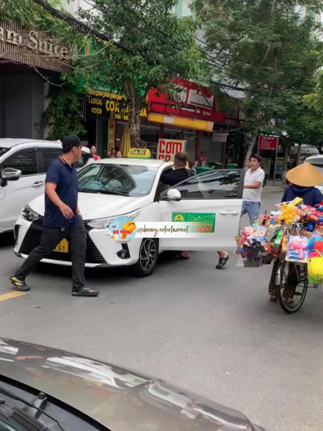 Đà Nẵng, taxi và grap combat cực căng tại đường Hà Bổng
