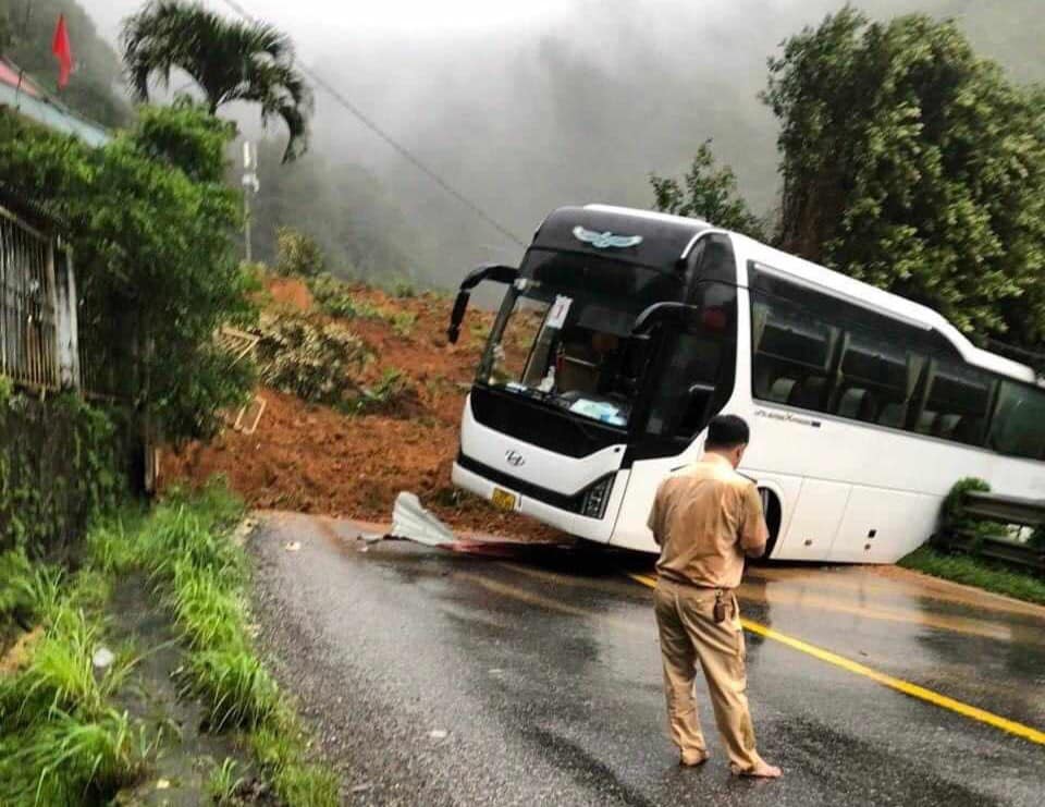 Cận cảnh đèo Bảo Lộc sạc lở nghiêm trọng, khiến 3 csgt và 1 người dân bị vùi lấp