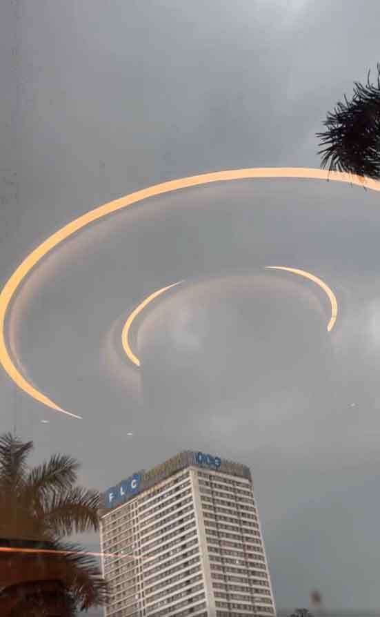 Nóng!!! Bầu trời ở Mỹ Đình trước cơn mưa qua bức ảnh người dân chụp và khẳng định đây là UFO