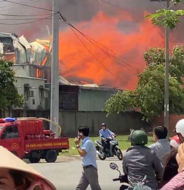 Hot! Bình dương : Cháy lớn ngùn ngụt tại xưởng gỗ trong khi công nhân đang làm