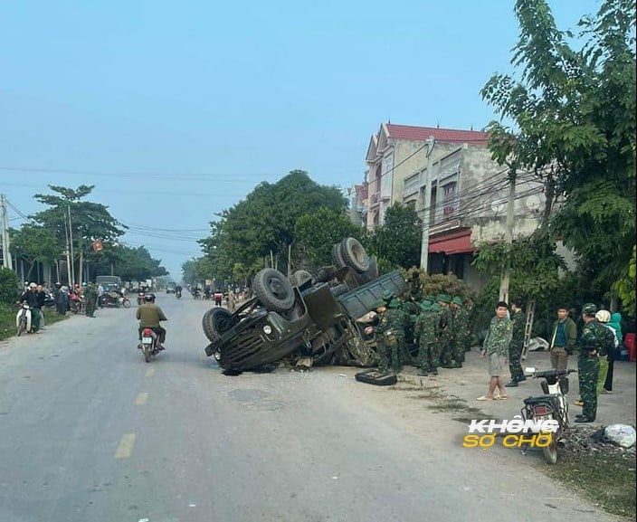 Hot!!! xe Zil quân đội bị “ổ voi” đánh úp khiến xe lật giữa đường tại Lục Ngạn Bắc Giang
