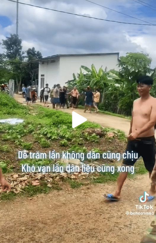 Video: Người dân phối hợp cùng các chiến sĩ, vây bắt nghi phạm trong vụ ở Đắk Lắk