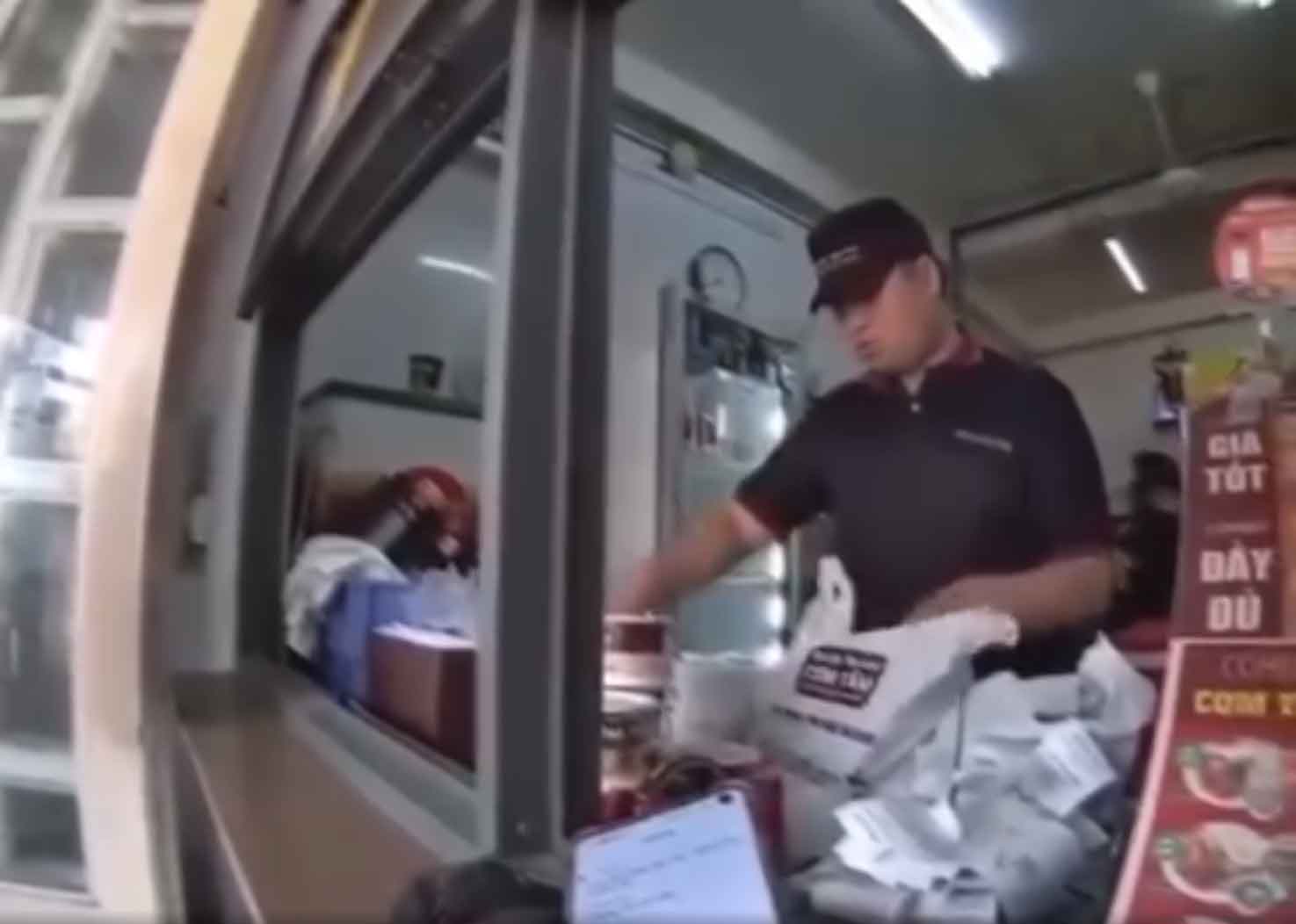 Nóng: Nhân viên Shipper bị nhân viên bán đồ ăn khinh thường trước sự chứng kiến của nhiều người