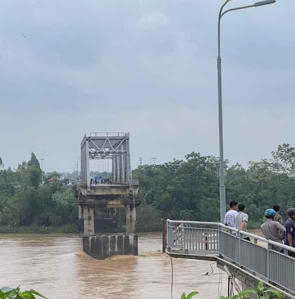 Hot! Cầu Phong Châu – Phú Thọ – Sau cơn bão bất ngờ bị sập – xe máy , oto đều bị rớt xuống sông !