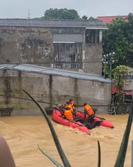 Ngay tại Yên Bái lúc này – Các Chiến Sĩ vẫn chiến đấu với dòng nước xiết để cứu trợ đồng bào