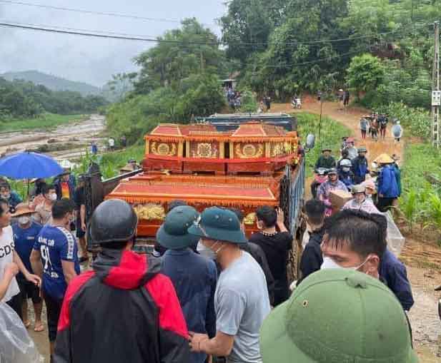 Lào Cai – Thương tâm , người dân đau đớn gào khóc khi chưa tìm thấy người thân trong vụ sạt lở hôm qua.