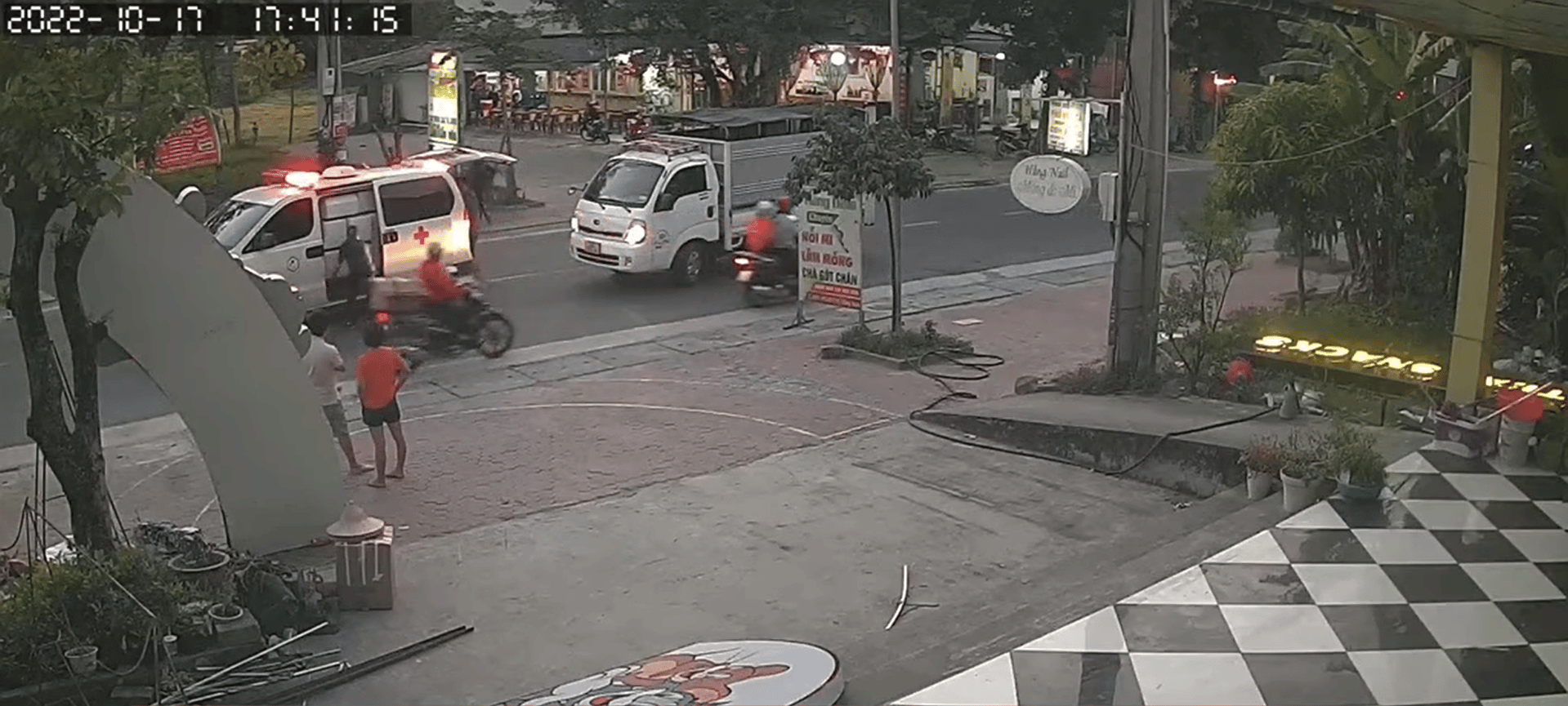 NÓNG: Người nhà nạn nhân xuống “hỏi thăm” tài xế xe tải vụ tạt đầu xe cứu thương